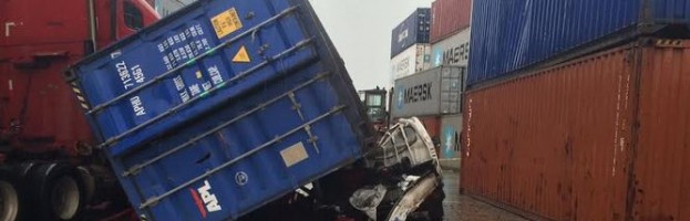 Panamanian Marine Terminal Mechanic Crushed As Container Topples From Stack ~ [06 December 2014]