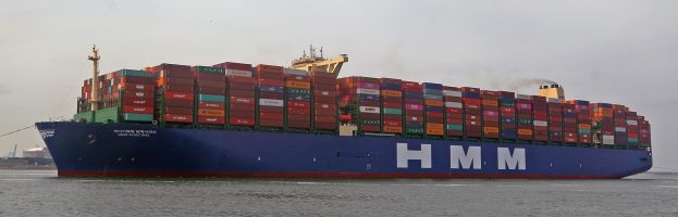 C/V HMM ALGECIRAS Allides With (and Knocks Down) Ship-To-Shore Container Crane  [Antwerp, BE – 25 December 2023]